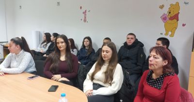 Сдружение „Жените на Казанлък“ бе домакин на изнесено обучение с ученици от ПГЛПТ по проект „Иновативно училище“