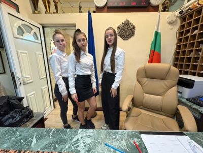 Ученици на ПГЛПТ практикуват бъдещата си професия в 14 местни фирми