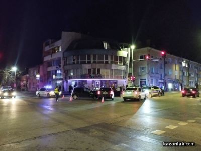 Катастрофа затруднява движението на централно кръстовище в Казанлък