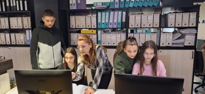 Ученици на ПГЛПТ практикуват бъдещата си професия в 14 местни фирми