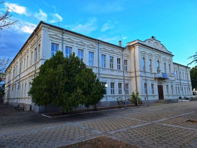 Хуманитарната гимназия в Казанлък получи благодарствена грамота от Президента на Република България / Новини от Казанлък