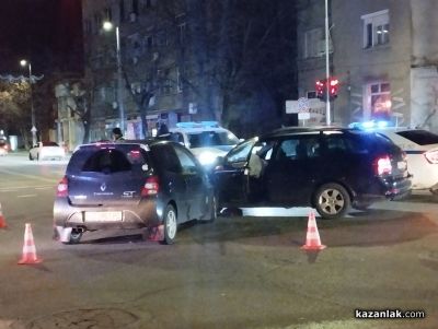 Катастрофа затруднява движението на централно кръстовище в Казанлък