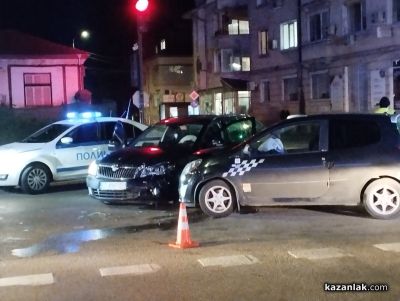 Катастрофа затруднява движението на централно кръстовище в Казанлък / Новини от Казанлък