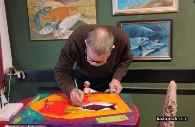 Утвърдени художници и млади таланти от Казанлък представиха съвместна изложба, посветена на Никулден