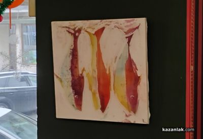 Утвърдени художници и млади таланти от Казанлък представиха съвместна изложба, посветена на Никулден