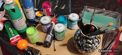 Утвърдени художници и млади таланти от Казанлък представиха съвместна изложба, посветена на Никулден