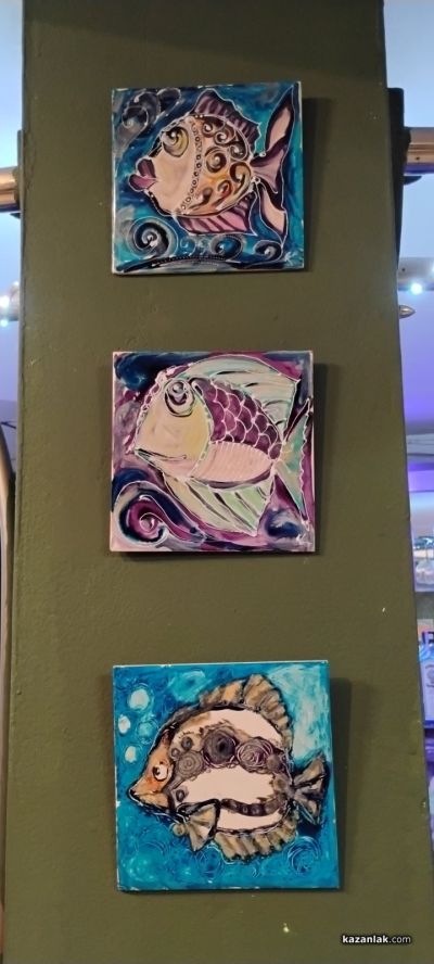 Утвърдени художници и млади таланти от Казанлък представиха съвместна изложба, посветена на Никулден