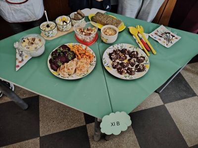 Ученици и учители от ПХГ „Св. Св. Кирил и Методий“ отбелязаха Деня на здравословното хранене с богата програма