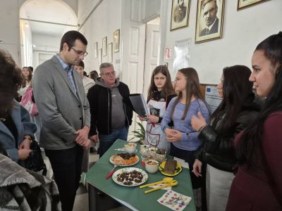 Ученици и учители от ПХГ „Св. Св. Кирил и Методий“ отбелязаха Деня на здравословното хранене с богата програма / Новини от Казанлък