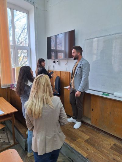 Представители на Националния доверителен екофонд осъществиха работна визита в Хуманитарната гимназия в Казанлък 