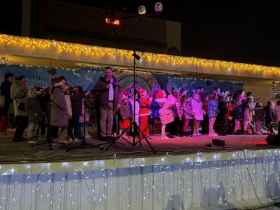 Коледната елха в Павел баня грейна с хиляди светлинки 