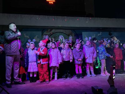 Коледната елха в Павел баня грейна с хиляди светлинки 