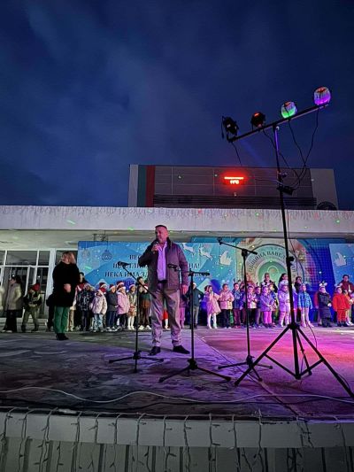 Коледната елха в Павел баня грейна с хиляди светлинки 