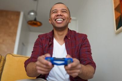 Онлайн забавленията и малките градски навици / Новини от Казанлък