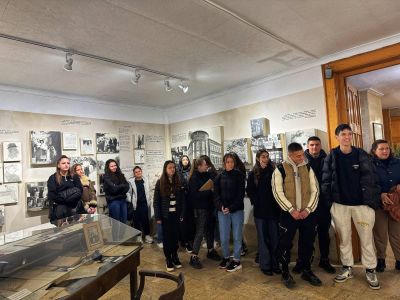 Десетокласници от ПХГ „Св. Св. Кирил и Методий“ посетиха музей “Чудомир“ по повод Деня на четенето 