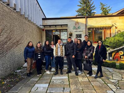 Десетокласници от ПХГ „Св. Св. Кирил и Методий“ посетиха музей “Чудомир“ по повод Деня на четенето  / Новини от Казанлък