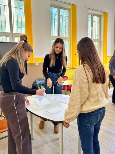 В Хуманитарната гимназия изпитаха знанията си по немски език със състезание