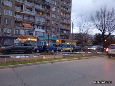 Верижна катастрофа затруднява движението в района на бензиностанция “Шел“ в Казанлък  / Новини от Казанлък