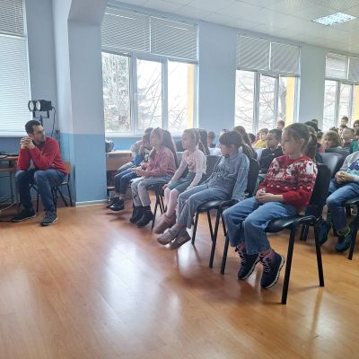 Планинският спасител Младен Гайтанджиев гостува в ОУ „Георги Кирков“ по повод Международния ден на доброволеца