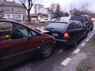 Верижна катастрофа затруднява движението в района на бензиностанция “Шел“ в Казанлък 