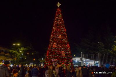 Грейнаха светлините на коледната елха в Казанлък 