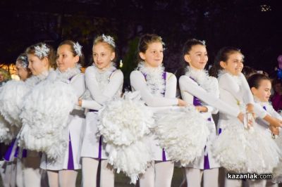 Грейнаха светлините на коледната елха в Казанлък 