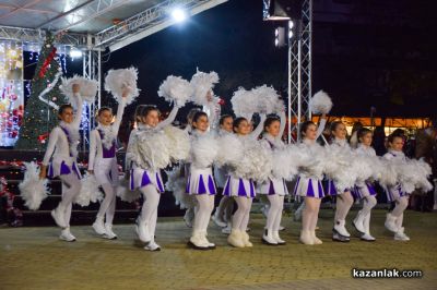 Грейнаха светлините на коледната елха в Казанлък 