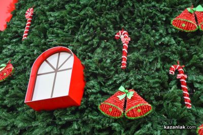 Грейнаха светлините на коледната елха в Казанлък 