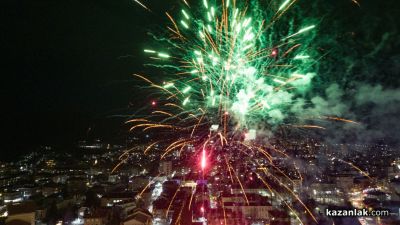 Грейнаха светлините на коледната елха в Казанлък 