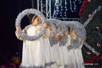 Грейнаха светлините на коледната елха в Казанлък 