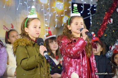 Грейнаха светлините на коледната елха в Казанлък 