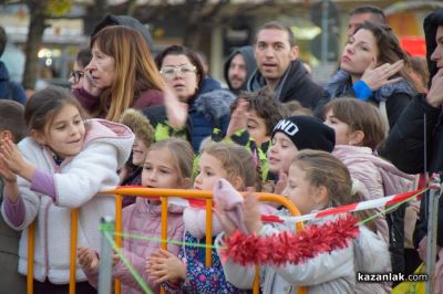 Грейнаха светлините на коледната елха в Казанлък 