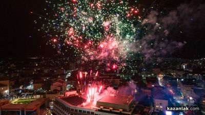 Грейнаха светлините на коледната елха в Казанлък 