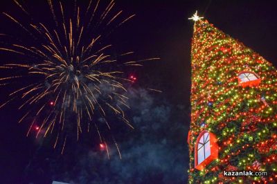 Грейнаха светлините на коледната елха в Казанлък 