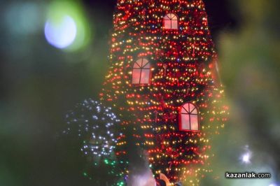 Грейнаха светлините на коледната елха в Казанлък 