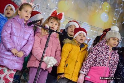 Грейнаха светлините на коледната елха в Казанлък 