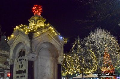 Грейнаха светлините на коледната елха в Казанлък 