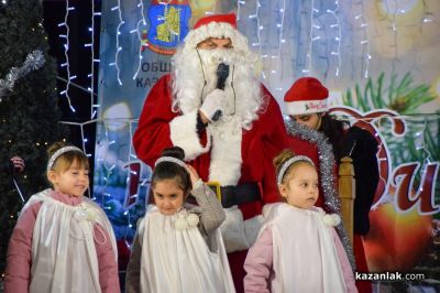 Грейнаха светлините на коледната елха в Казанлък 