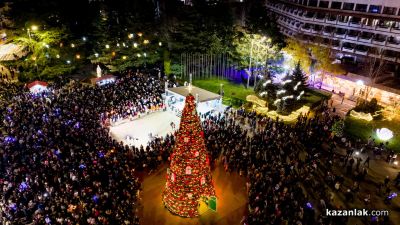 Грейнаха светлините на коледната елха в Казанлък 