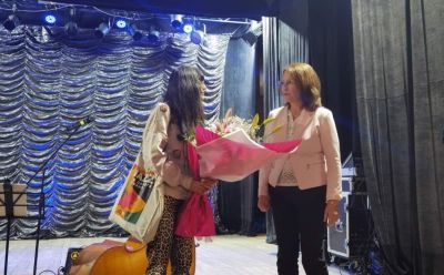 Вечер на музикални емоции: Кметът на Община Казанлък Галина Стоянова поздрави Надя Тончева за музикалното пътешествие “От Париж до Неапол“ / Новини от Казанлък