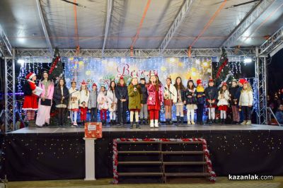 Грейнаха светлините на коледната елха в Казанлък 