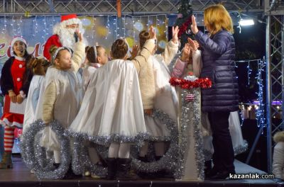Грейнаха светлините на коледната елха в Казанлък 