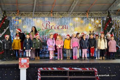 Грейнаха светлините на коледната елха в Казанлък 