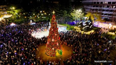 Грейнаха светлините на коледната елха в Казанлък 