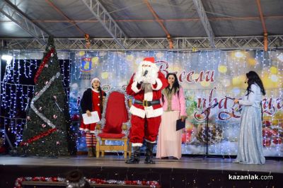 Грейнаха светлините на коледната елха в Казанлък 