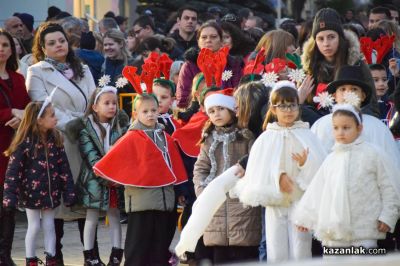 Грейнаха светлините на коледната елха в Казанлък 