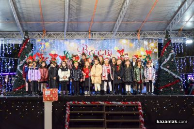 Грейнаха светлините на коледната елха в Казанлък 