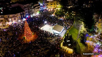 Грейнаха светлините на коледната елха в Казанлък 