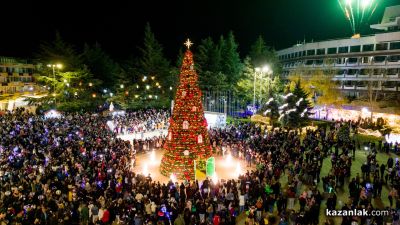 Грейнаха светлините на коледната елха в Казанлък 