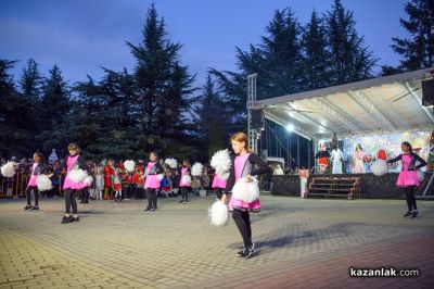 Грейнаха светлините на коледната елха в Казанлък 